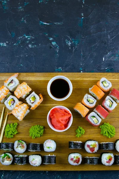 Top view of wooden platter with great set of delicious Nigiri sushi and Tempura rolls with Maki and Uramaki rolls — Stock Photo, Image