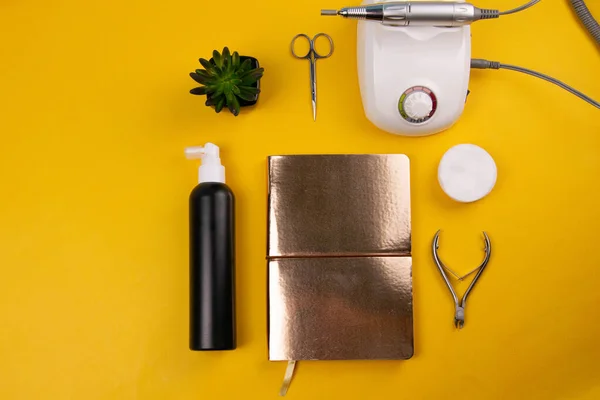 Conjunto de herramientas cosméticas para manicura y pedicura sobre fondo naranja. Esmaltes de gel, cortadores, limas de uñas, tijeras y pinzas. Top vistas . — Foto de Stock