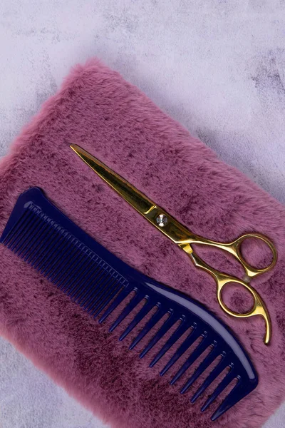 Un conjunto de tijeras para un corte de pelo y un rocío negro en un hermoso cuaderno rosa que se encuentra sobre un fondo de hormigón . —  Fotos de Stock