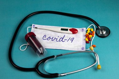 Covid 2019. Corona virüsü salgını. Salgın Virüs Solunum Sendromu. Çin. Coronavirus maskesi, Phonendoscope, tabletler ve termometre