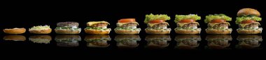 Siyah arka plan üzerine izole hamburger, adım adım yapım süreci. Burger geniş afiş. Burger bölün. Burger parçaları bölünmüş.