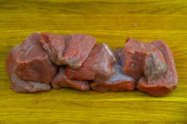 一块切碎的 多汁的小牛肉放在木板上 — 图库照片
