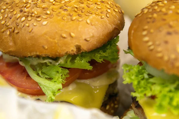 Dos Hamburguesas Cerca Con Papas Fritas Relleno Hamburguesas Claramente Visible — Foto de Stock