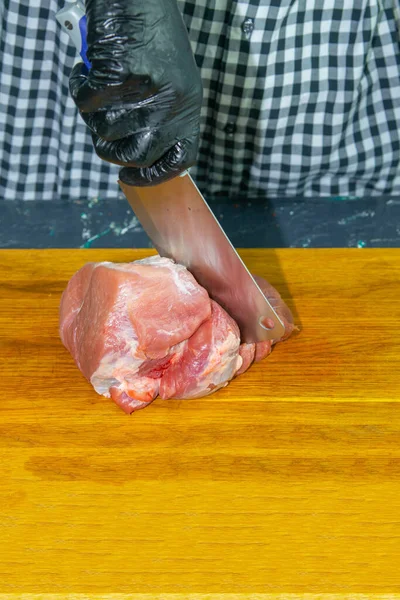 Weibliche Hände Schwarzen Handschuhen Schneiden Saftige Stücke Schweinefleisch — Stockfoto