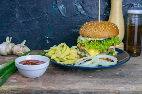 Гамбургер Крупным Планом Голубой Тарелке Рядом Нарезанным Луком Картошкой Фри — стоковое фото