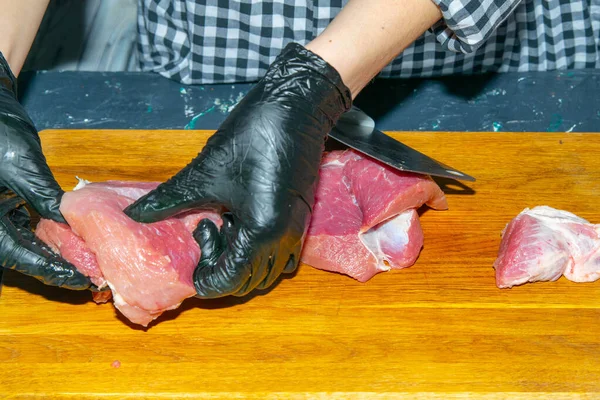Weibliche Hände Schwarzen Handschuhen Schneiden Saftige Stücke Schweinefleisch — Stockfoto