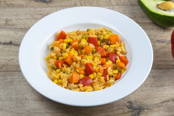 Gesunde Ernährung Weißer Reis Avocado Kirschtomaten Grüne Erbsen Und Haselnüsse — Stockfoto