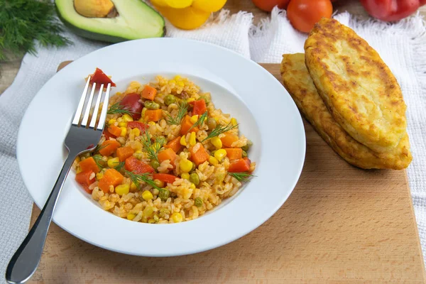 Gesunde Ernährung Weißer Reis Avocado Kirschtomaten Grüne Erbsen Und Haselnüsse — Stockfoto