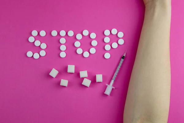 Ordet Stopp Görs Tabletter Bredvid Konturen Handen Insulinspruta Och Sockerbitar — Stockfoto