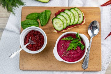 Akşam yemeğinde yumurta, salatalık, kırmızı ve sarı biber ve avokado ile nefis sağlıklı pancar salatası. Diyet kavramı.