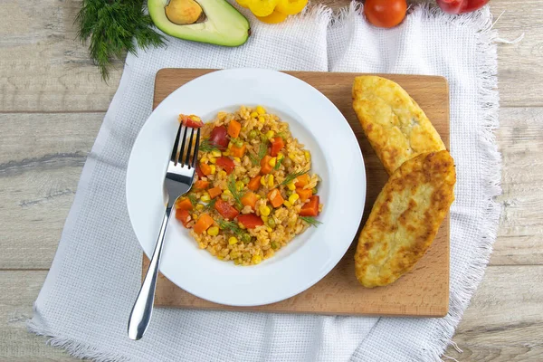 Gesunde Ernährung Weißer Reis Avocado Kirschtomaten Grüne Erbsen Und Haselnüsse — Stockfoto