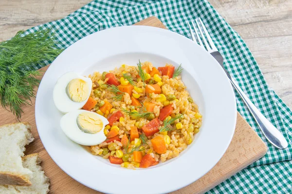 Gesunde Ernährung Weißer Reis Avocado Kirschtomaten Grüne Erbsen Und Haselnüsse — Stockfoto