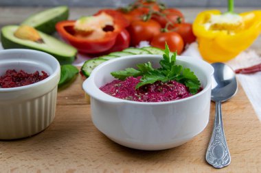 Akşam yemeğinde yumurta, salatalık, kırmızı ve sarı biber ve avokado ile nefis sağlıklı pancar salatası. Diyet kavramı.