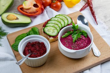 Akşam yemeğinde yumurta, salatalık, kırmızı ve sarı biber ve avokado ile nefis sağlıklı pancar salatası. Diyet kavramı.