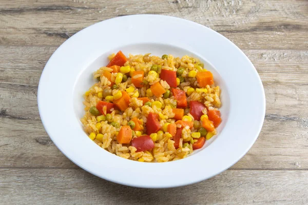 Gesunde Ernährung Weißer Reis Avocado Kirschtomaten Grüne Erbsen Und Haselnüsse — Stockfoto