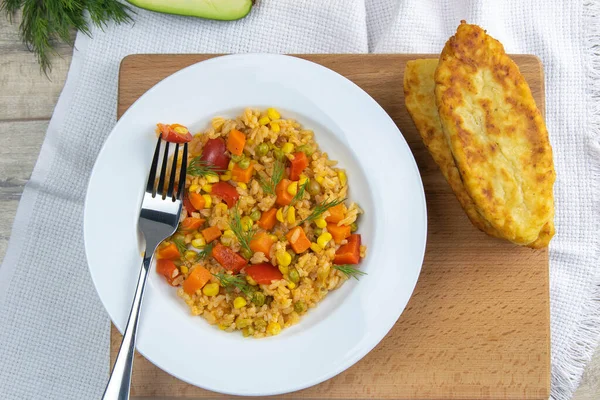 Gesunde Ernährung Weißer Reis Avocado Kirschtomaten Grüne Erbsen Und Haselnüsse — Stockfoto