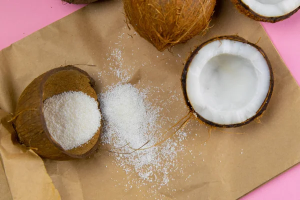 Kaputte Kokosnüsse Auf Bastelpapier Das Auf Rosa Hintergrund Steht — Stockfoto