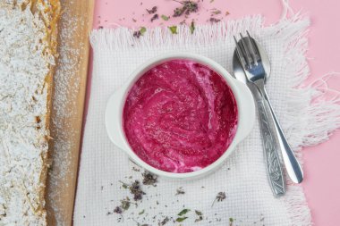 Elmalı turta, süzme peynirli tatlı, çilekli süzme peynir ve pembe arka planda ahududu..