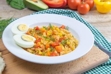 Sağlıklı yiyecekler. Beyaz pirinç, avokado, kiraz domatesleri, yeşil bezelye ve fındık. Ahşap bir arka planda. Üst Görünüm.