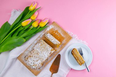 Lezzetli elmalı turta ya da taze elma ve baharatlı elmalı kek. Pasta düzenlemesi. Elmalı turta ve lale..