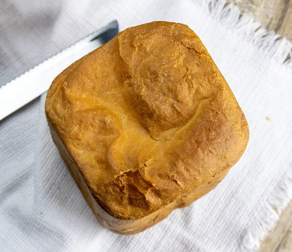 Čerstvý Domácí Chléb Stojí Bílém Ručníku Dřevěné Desce Vedle Nože — Stock fotografie