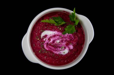 Siyah arka planda izole edilmiş lezzetli sağlıklı pancar salatası. Diyet kavramı.