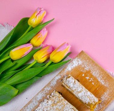 Lezzetli elmalı turta ya da taze elma ve baharatlı elmalı kek. Pasta düzenlemesi. Elmalı turta ve lale..