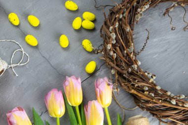 Paskalya willow çelenk ve mavi Paskalya yumurta üzerinde mavi arka plan. Üstten Görünüm, kopya alanı.