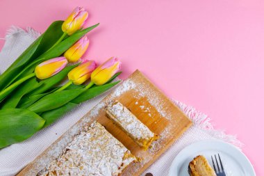Lezzetli elmalı turta ya da taze elma ve baharatlı elmalı kek. Pasta düzenlemesi. Elmalı turta ve lale..