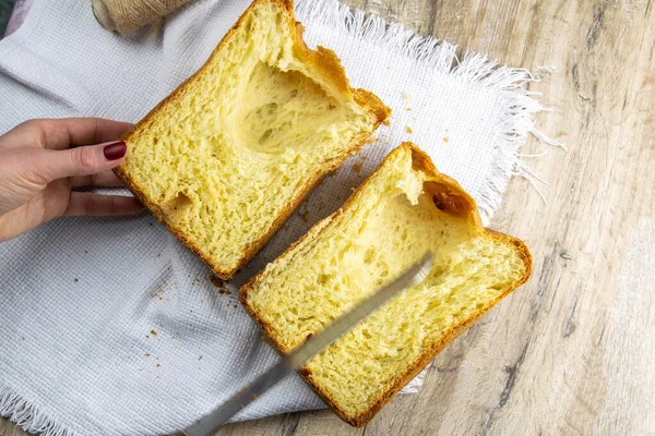 Mani Delle Donne Tagliano Pane Appena Sfornato Fatto Casa Che — Foto Stock