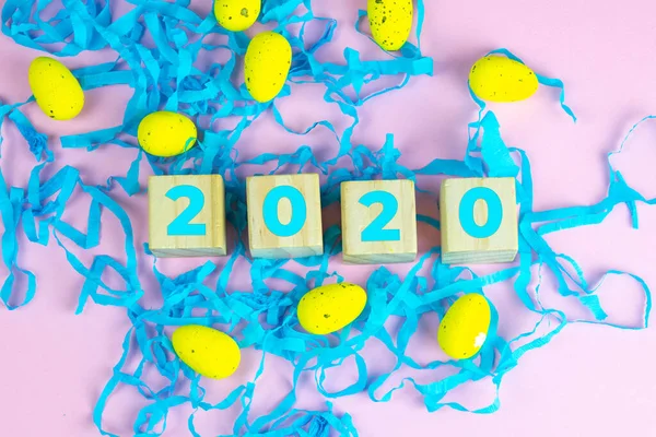 Ahşap küplerle ilgili Paskalya haberi ve bayramlık paskalya arkaplan kompozisyonu olarak birden fazla yumurta süslemesi ile çevrili..