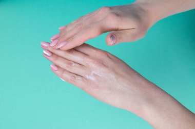 Kadın elleri dezenfektan jelini ovuşturur. Üst Görünüm