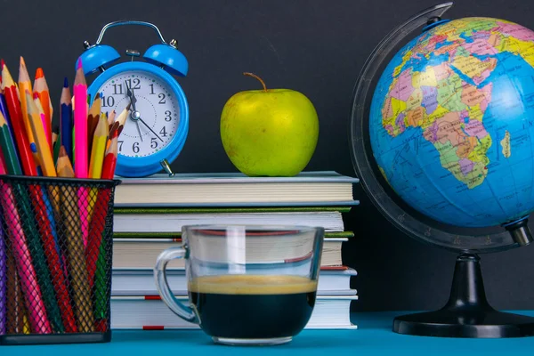 Une Pile Livres Avec Globe Verre Crayons Une Horloge Pommes — Photo