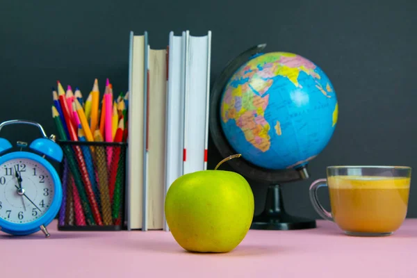 Apple Staat Voorgrond Achter Hem Staan Een Stapel Boeken Een — Stockfoto