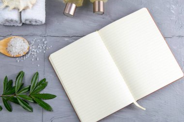 Doğal zeytin sabunu, deniz tuzu ve yazmak için açık bir defter..
