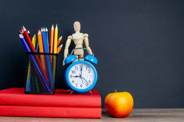 Twee Rode Boeken Staan Tafel Boeken Staan Blauwe Horloges Een — Stockfoto