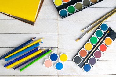 Renkli boya ve fırçaların üst görüntüsü. Yaratıcı fikirler, yaratıcılık ve erken öğrenme. Eğitim kavramı.