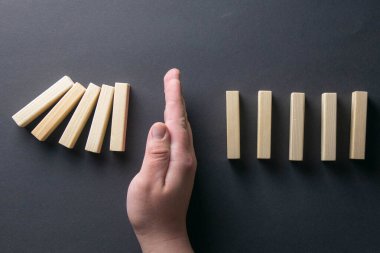 Top view man hand durdurma bir iş krizi yönetim kavramsal imaj domino.