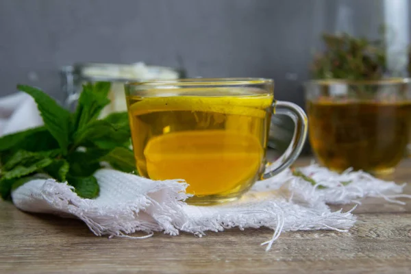 Glass Transparent Cup Mint Tea Stands Wooden Stand Next Sugar — Stock Photo, Image