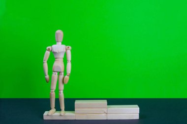 Kazanan erkeğin portresi yeşil arka planda, kaidede. 3 bileşenin bileşimi: 3 birim.