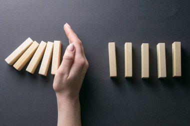 İş krizi yönetiminin kavramsal imajında yıkılan dominoları kimin elinde tuttuğunu en iyi bakış açısı.