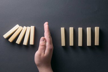 Top view man hand durdurma bir iş krizi yönetim kavramsal imaj domino.