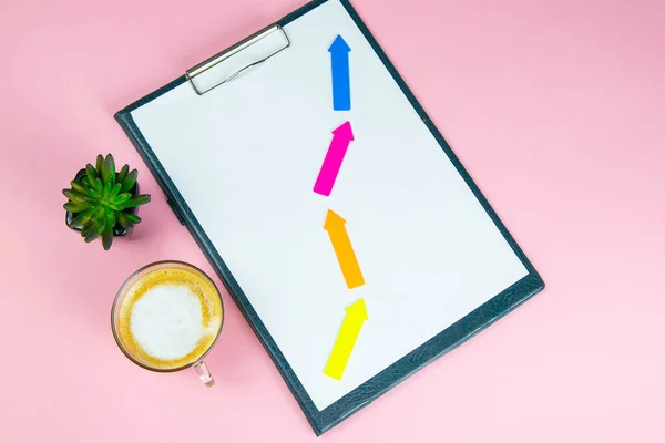 Tableta Con Una Lámina Blanca Que Las Flechas Multicolores Muestran — Foto de Stock