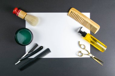 Makas, saç makası, tarak, tehlikeli jilet, saç kesimi için jöle ve siyah arka plandaki mavi bir çarşafta sakala köpük sürmek için fırça. Kuaför konsepti.