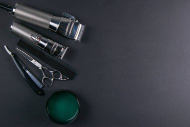 Makas, saç makası, tarak, tehlikeli jilet, siyah arka planda saç kesimi için jöle. Kuaför konsepti.