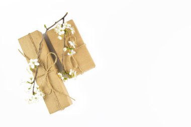 Eco Craft 'a sarılı afiş bayramları beyaz masa manzaralı hediye kutuları sunar. Düz yatıyordu. Boşluğu kopyala.