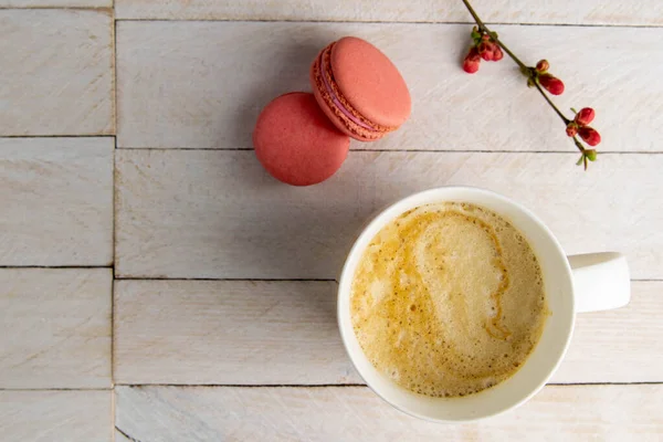 Kaffee Mit Milch Rosa Muffins Und Rosa Blüten Stehen Auf — Stockfoto
