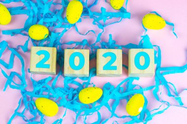 Ahşap küplerle ilgili Paskalya haberi ve bayramlık paskalya arkaplan kompozisyonu olarak birden fazla yumurta süslemesi ile çevrili..