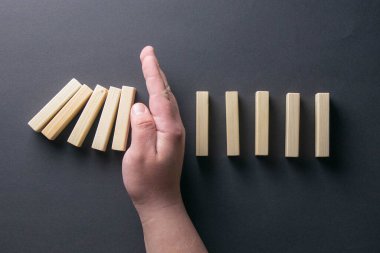 Top view man hand durdurma bir iş krizi yönetim kavramsal imaj domino.