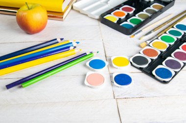 Renkli boya ve fırçaların üst görüntüsü. Yaratıcı fikirler, yaratıcılık ve erken öğrenme. Eğitim kavramı.